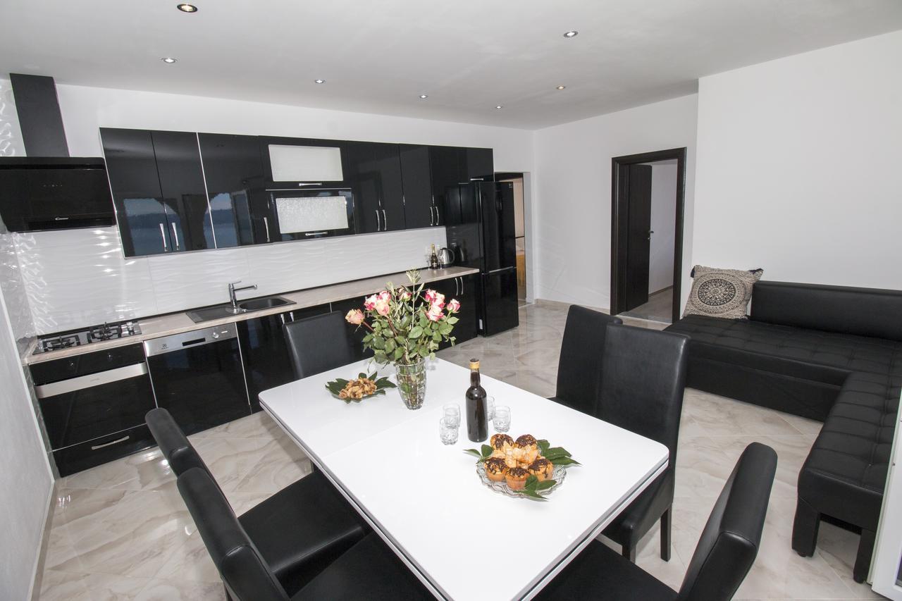 Appartamento Apartman Horizont Omiš Esterno foto